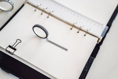 Not defteri ve beyaz arka plan üzerinde ileti örneği. İş ve çalışma için planlayıcısı. İleti örneği hayranları