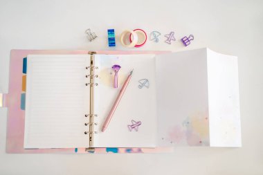 Not defteri ve beyaz arka plan üzerinde ileti örneği. İş ve çalışma için planlayıcısı. İleti örneği hayranları