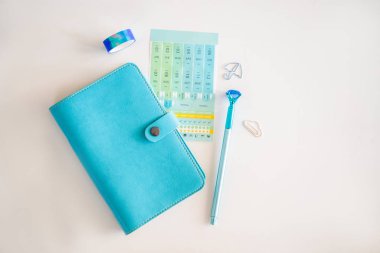 Not defteri ve beyaz arka plan üzerinde ileti örneği. İş ve çalışma için planlayıcısı. İleti örneği hayranları