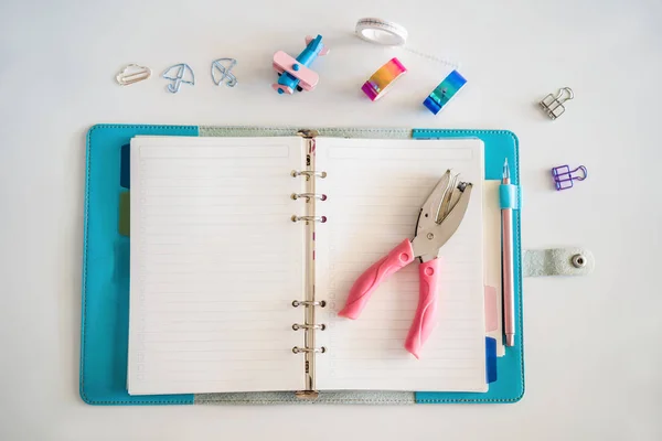 Bloc de notas y papelería sobre fondo blanco. Planificador de negocios y estudio. Abanicos de papelería — Foto de Stock