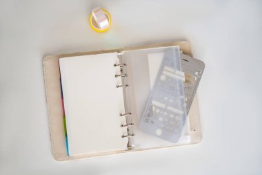 Not defteri ve beyaz arka plan üzerinde ileti örneği. İş ve çalışma için planlayıcısı. İleti örneği hayranları