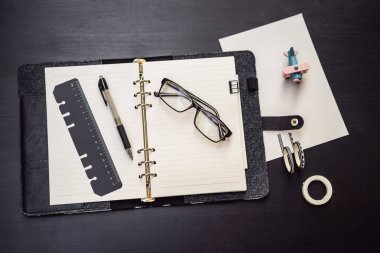 Not defteri ve Kırtasiye siyah bir arka plan. İş ve çalışma için planlayıcısı. İleti örneği hayranları