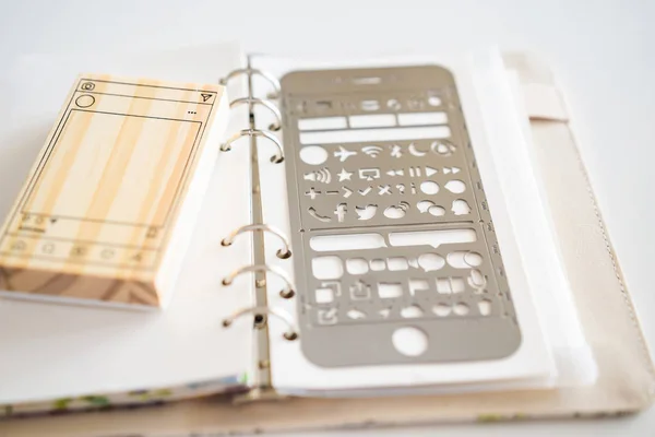 Kladblok en briefpapier op witte achtergrond. Planner voor de business en studie. Fans van briefpapier — Stockfoto