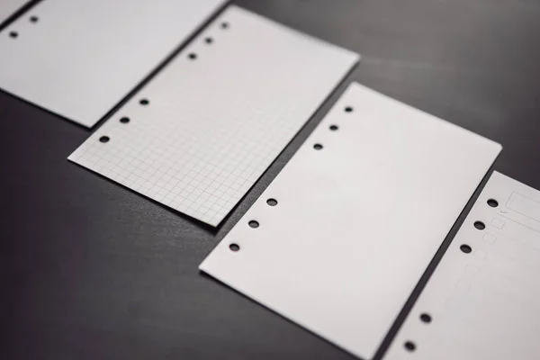 Différent papier pour bloc-notes mocap sur un fond en bois noir — Photo