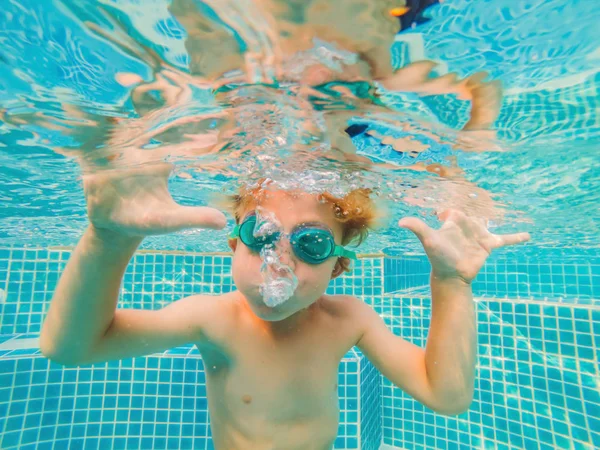 Underwater Young Boy Fun na piscina com óculos de proteção. Férias de verão Divertimento — Fotografia de Stock