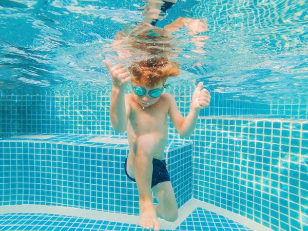 Plaisir de jeune garçon sous-marin dans la piscine avec lunettes. Vacances d'été Fun — Photo