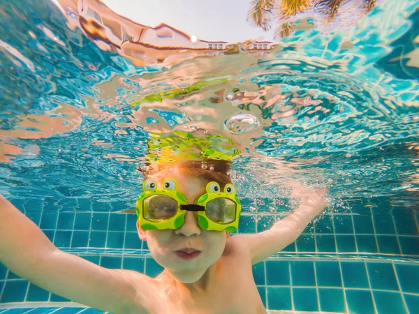 Diversión subacuática en la piscina con gafas. Diversión de vacaciones de verano — Foto de Stock