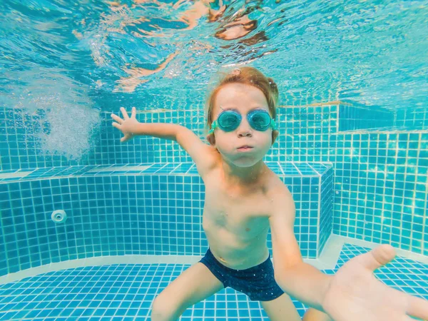 Underwater Young Boy Fun na piscina com óculos de proteção. Férias de verão Divertimento — Fotografia de Stock