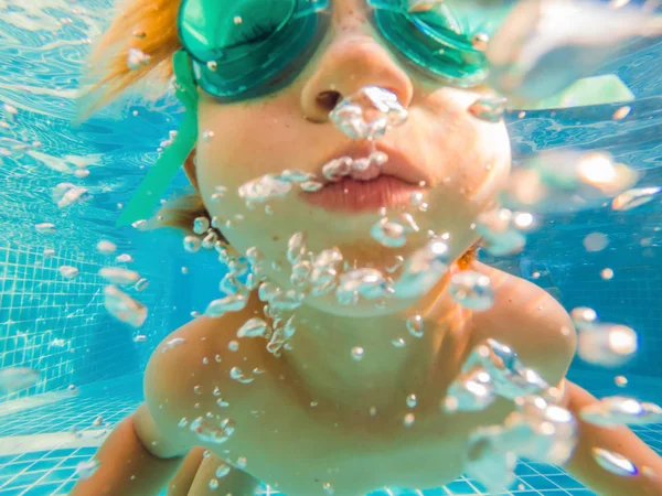 Unterwasserspaß für kleine Jungen im Schwimmbad mit Schutzbrille. Sommerferienspaß — Stockfoto