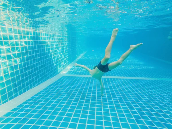 ゴーグル付きのスイミング プールの水中少年楽しみ。夏の休暇の楽しみ — ストック写真