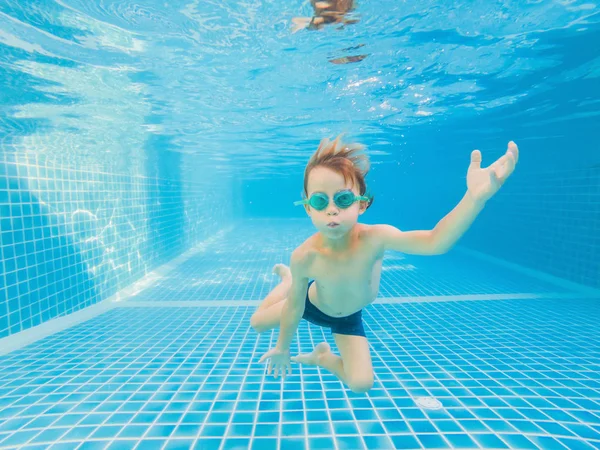 Plaisir de jeune garçon sous-marin dans la piscine avec lunettes. Vacances d'été Fun — Photo