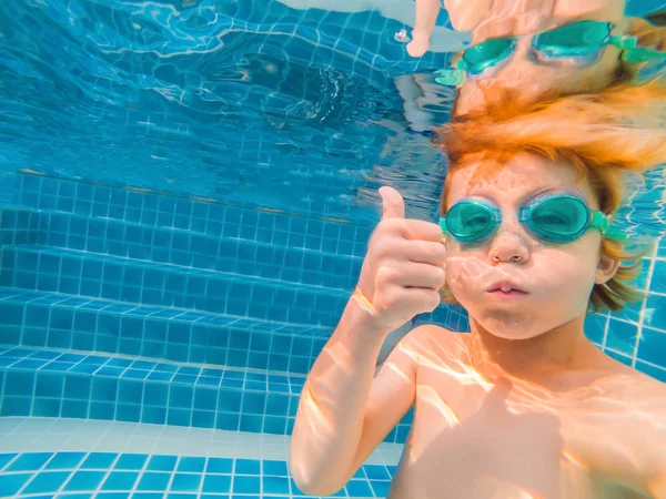 Podwodne młody chłopak zabawy w basenie z okularów. Letnie wakacje zabawa — Zdjęcie stockowe