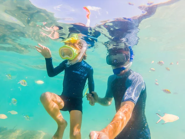 Underwater portrait of father and son snorkeling together — Stock Photo, Image