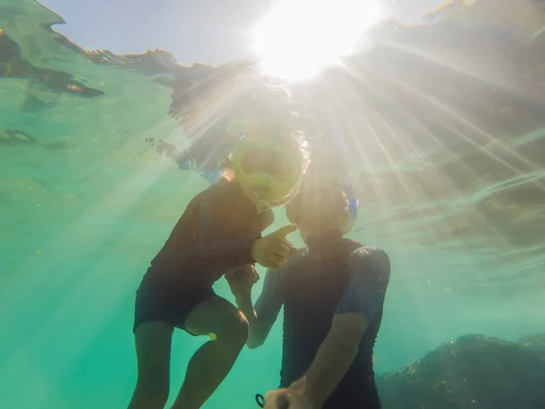 Underwater portrait of father and son snorkeling together — Stock Photo, Image