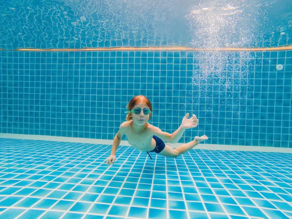 Podwodne młody chłopak zabawy w basenie z okularów. Letnie wakacje zabawa — Zdjęcie stockowe