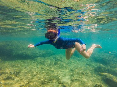 Sualtı tropikal okyanusta yüzmeye mutlu genç kadın