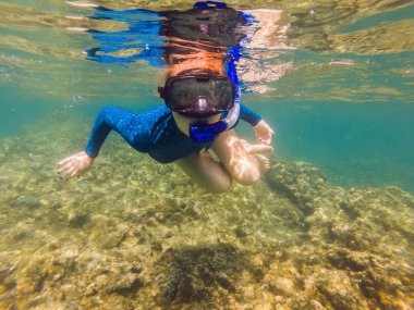 Sualtı tropikal okyanusta yüzmeye mutlu genç kadın