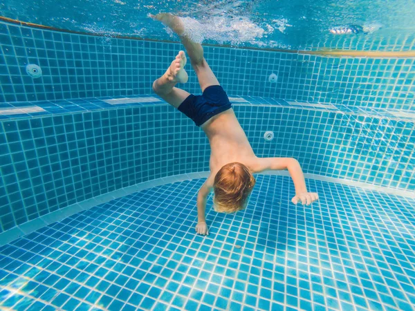 Plaisir de jeune garçon sous-marin dans la piscine avec lunettes. Vacances d'été Fun — Photo