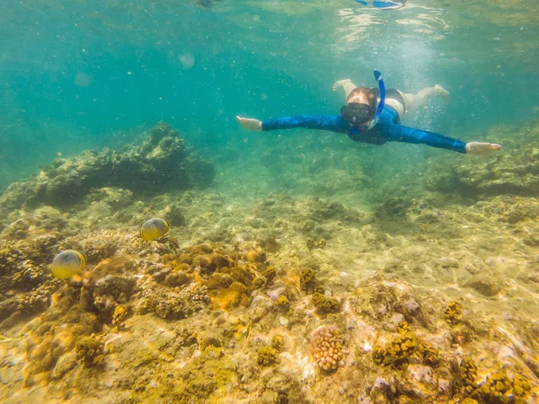 Щаслива молода жінка плаває під водою в тропічному океані — стокове фото