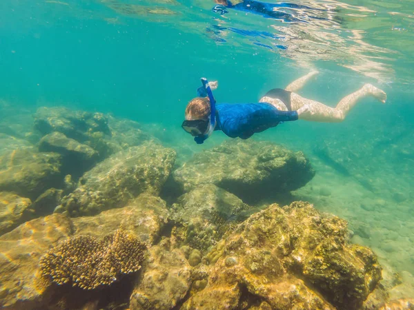 Glad ung kvinna simmar under vattnet i tropiska havet — Stockfoto