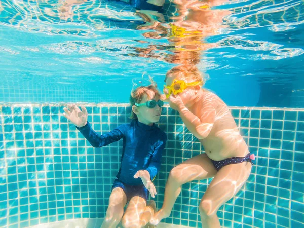 Kids having fun playing underwater in swimming pool on summer vacation — Stock Photo, Image