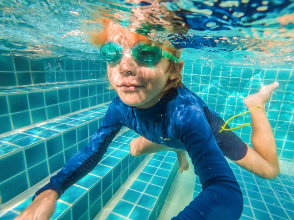Plaisir de jeune garçon sous-marin dans la piscine avec lunettes. Vacances d'été Fun — Photo