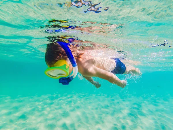 Unterwasser-Naturstudie, Junge schnorcheln im klaren blauen Meer — Stockfoto