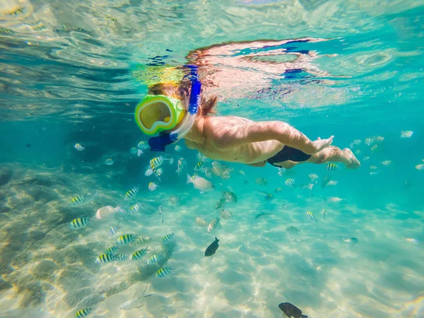 Studio subacqueo natura, ragazzo snorkeling in mare limpido blu — Foto Stock