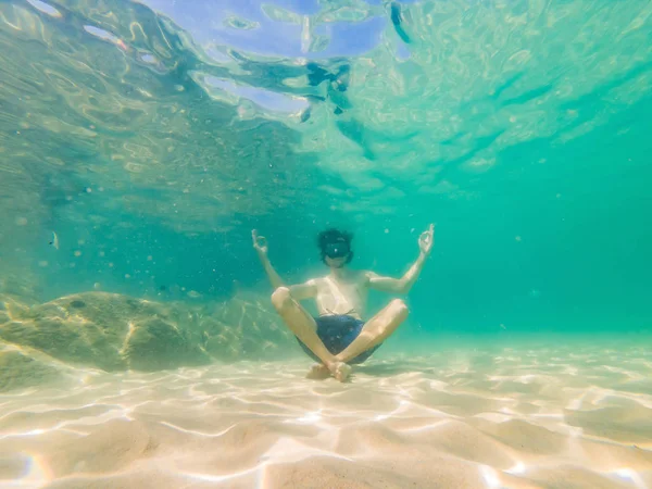 Undervattens porträtt av människan i yoga läge under vatten i havet — Stockfoto