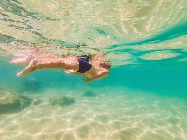 Unterwasser-Naturstudie, Junge schnorcheln im klaren blauen Meer — Stockfoto