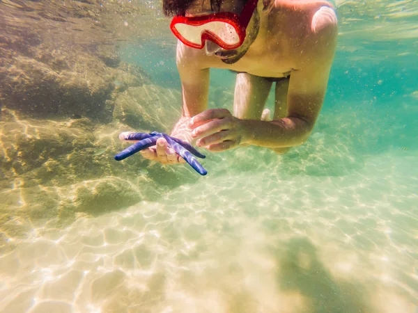 Młodych mężczyzn snorkeling odkrywania podwodne rafy koralowe krajobraz tle w głębokim niebieskim Oceanie z kolorowych ryb i życia morskiego — Zdjęcie stockowe