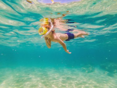 Sualtı doğa çalışması, açık mavi denizde çocuk şnorkelli yüzme