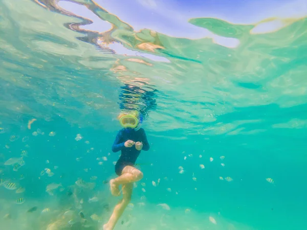 Estudio de la naturaleza submarina, niño buceando en mar azul claro — Foto de Stock