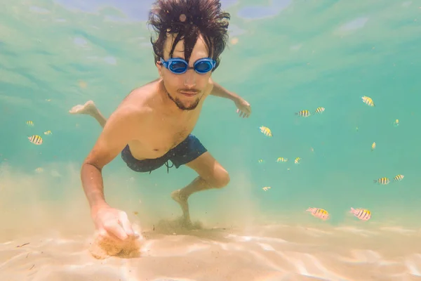 Fiatal férfiak snorkeling feltárása víz alatti korallzátony táj háttérben a mély kék óceán színes hal és a tengeri élet — Stock Fotó