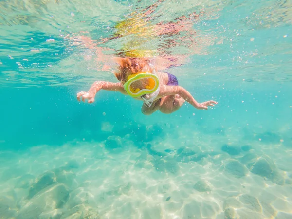 Víz alatti természet tanulmány, fiú snorkeling a kristálytiszta kék tenger — Stock Fotó