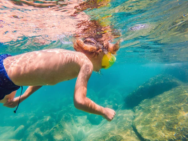 Víz alatti természet tanulmány, fiú snorkeling a kristálytiszta kék tenger — Stock Fotó