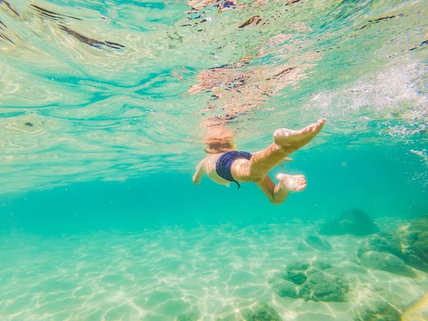 Víz alatti természet tanulmány, fiú snorkeling a kristálytiszta kék tenger — Stock Fotó