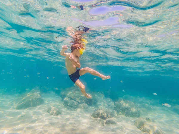 水中の自然研究, 少年は澄んだ青い海でシュノーケリング — ストック写真