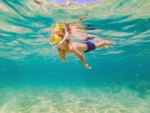Studio subacqueo natura, ragazzo snorkeling in mare limpido blu — Foto Stock
