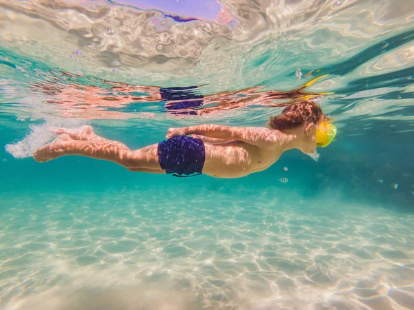 Unterwasser-Naturstudie, Junge schnorcheln im klaren blauen Meer — Stockfoto