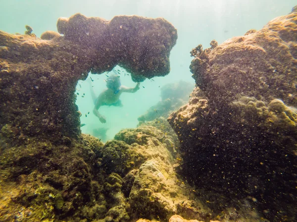 Homens jovens snorkeling explorando fundo paisagem recife de coral subaquático no oceano azul profundo com peixes coloridos e vida marinha — Fotografia de Stock