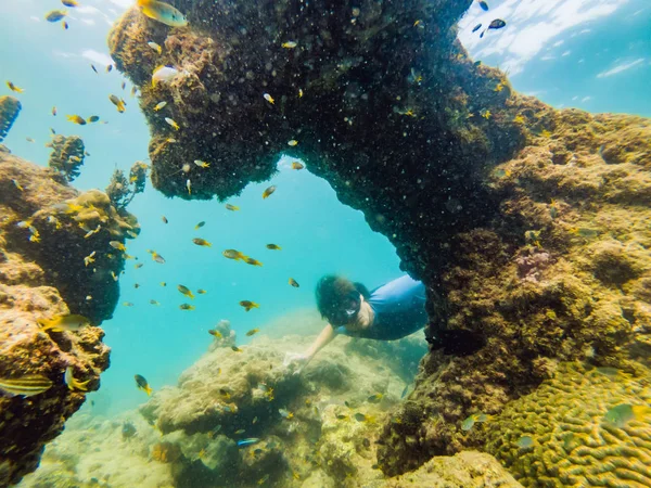 Homens jovens snorkeling explorando fundo paisagem recife de coral subaquático no oceano azul profundo com peixes coloridos e vida marinha — Fotografia de Stock