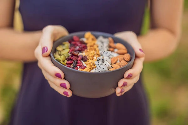 Womens hands are preparing a smoothie bowl — Stock Photo, Image