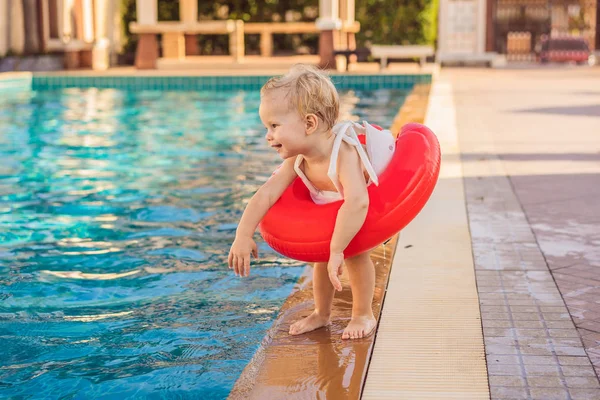 Menino com círculo inflável na piscina — Fotografia de Stock