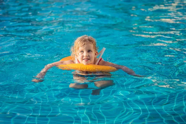 Attività in piscina, nuoto femminile e giocare in acqua, felicità ed estate — Foto Stock