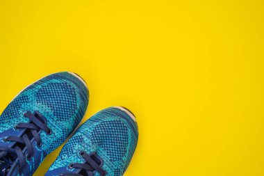 Spor turkuaz, sarı bir arka plan üzerinde mavi tonları için her şey. Yoga mat, spor ayakkabı spor giyim ve su şişesi. Kavram sağlıklı yaşam tarzı, spor ve diyet. Spor ekipmanları. Kopyalama alanı