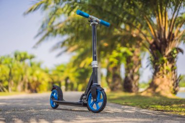 Parkta scooter'ı tekmele. Güvenli yerleşim sokakta çocuklar için açık hava etkinliği. Okul öncesi çocuklar için aktif spor