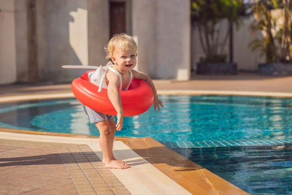 Menino com círculo inflável na piscina — Fotografia de Stock