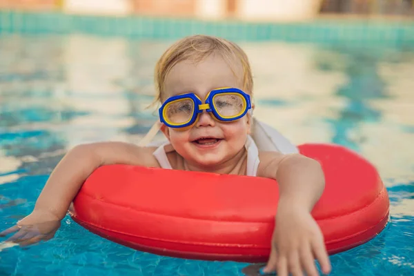 Tevékenységek a medencében, gyermekek úszás és játék a vízben, a boldogság és a nyári időszakban — Stock Fotó