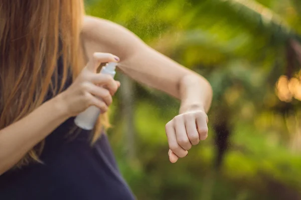 Femeie pulverizare insecte repelent pe piele în aer liber — Fotografie, imagine de stoc
